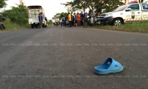 เด็ก 7 ขวบ วิ่งข้ามถนน โดนรถส่งไอติมชนสาหัส ยังโคม่าไม่ตอบสนอง