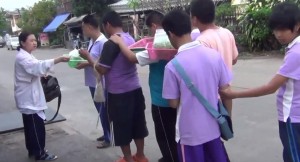 ชาวเน็ตแชร์ให้กำลังใจ และประทับใจเด็กนักเรียนตาบอดเกาะบ่าเดินขายผัก