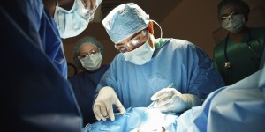 หลังผ่าตัดคลอดท้องสั่นได้ ที่แท้หมอลืมมือถือในท้องคนไข้