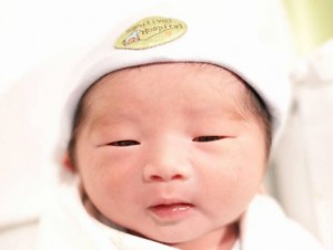 ส่องความน่ารักแบบเต็มๆ น้องอคิณ ลูกแม่เนยหล่อตี๋