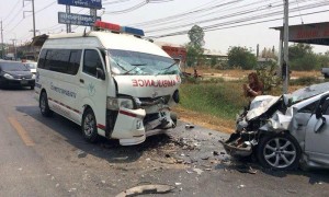 อุบัติเหตุ : เก๋งชนรถพยาบาลพังยับ เจ็บ 9 ราย ผู้ป่วยบนรถโคม่า