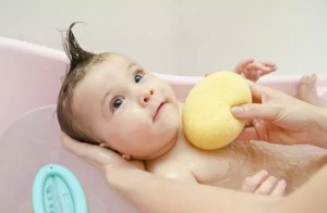 คลิปสาธิตขั้นตอนการอาบน้ำเด็กอ่อน และวิธีเช็ดทำความสะอาดตา สะดือ อย่างถูกวิธี